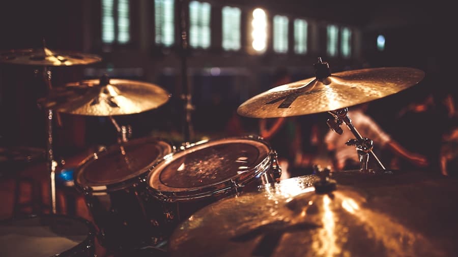 Bateria acústica iluminada por luz laranja de palco