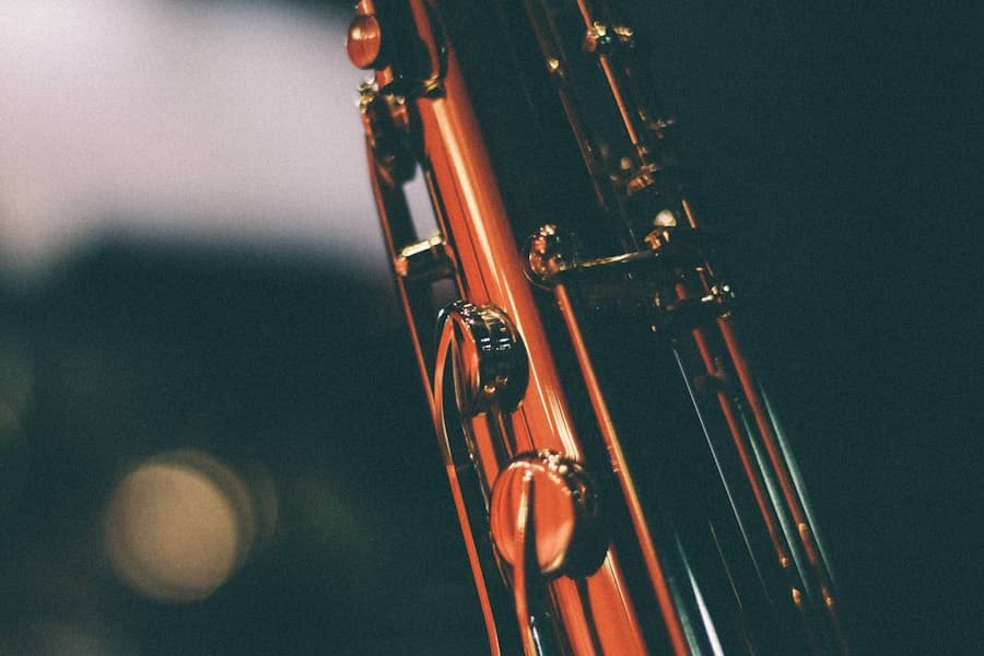 Saxofone dourado apoiado sobre uma mala antiga