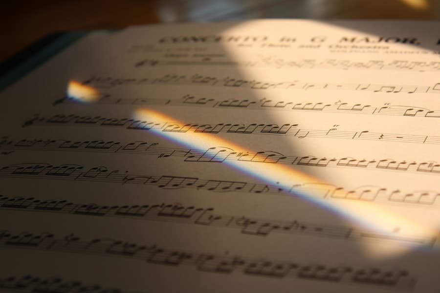 Partitura aberta sob luz quente