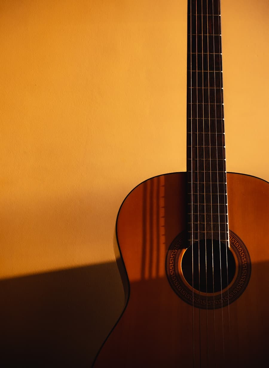 Violão clássico apoiado, iluminado por luz quente